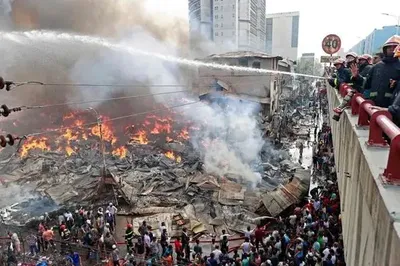 600 пожежників гасили величезну пожежу на ринку в столиці Бангладеш