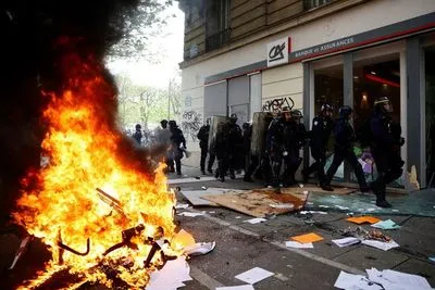 570 тисяч осіб протестують проти пенсійної реформи по всій Франції: спалахнуло насильство