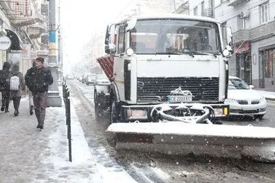 Буковина активно чистит дороги, которые замело апрельским снегом
