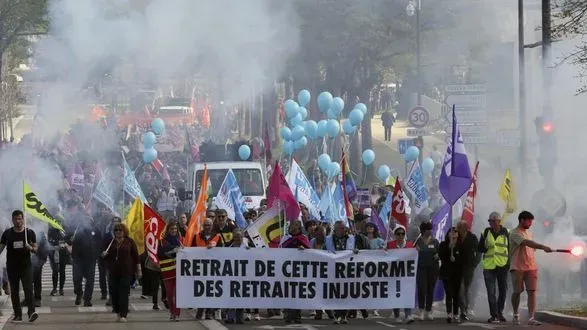 Францію охопили нові протести та страйки проти пенсійної реформи