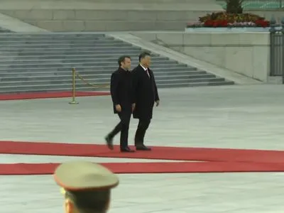 Сі Цзіньпін офіційно зустрів Макрона в Пекіні: говоритимуть про "розбудову миру"