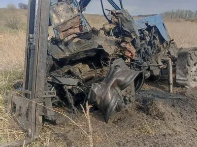 На Киевщине тракторист подорвался на вражеской мине: рядом нашли еще 13