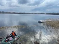 Хотели сделать селфи и оказались в 20 метрах от берега на металлическом понтоне: в Ровенской области спасали двух девушек