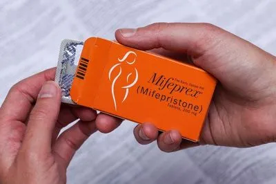Міністр охорони здоров'я США назвав рішення про заборону таблеток для аборту "не американським"