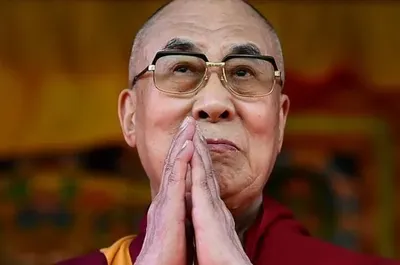 Далай-ламу розкритикували за поцілунок із маленьким хлопчиком