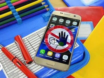 Вчителі Нідерландів хочуть заборонити телефони у школах