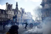 У Парижі сутички, поліція розганяє демонстрантів. Затримано 36 осіб