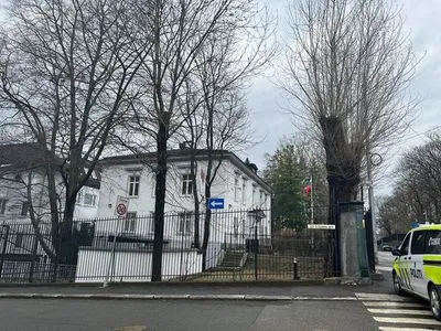 Норвегия высылает из посольства 15 российских "офицеров разведки". москва пообещала ответить