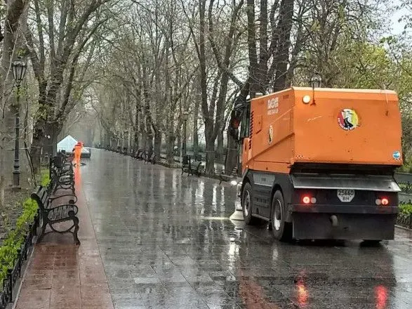 Ярмаркову площу в Одесі підтопило через негоду