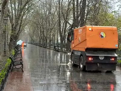 Ярмарочную площадь в Одессе подтопило из-за непогоды