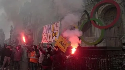 Мітинги у Франції: протестувальники підпалили вхід до поліцейської дільниці