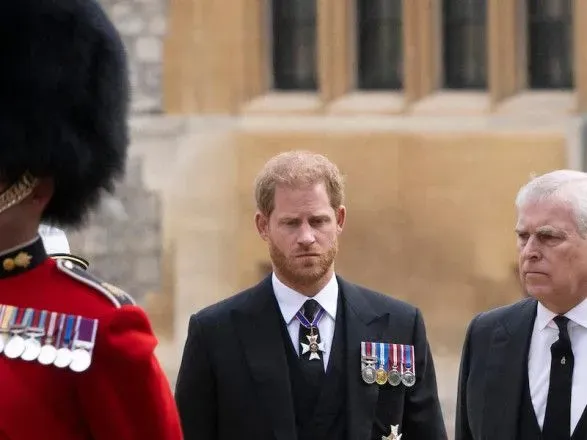 Telegraph: король Чарльз III на коронації планує примирити родину
