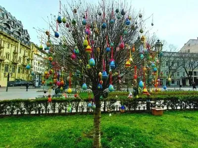 В Одесі прикрасили "Великоднє дерево Миру"