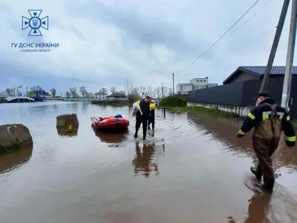 Велика вода: на Київщині підтопило село Погреби, рятувальники евакуювали родину та пса