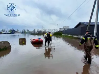 Большая вода: на Киевщине подтопило село Погребы, спасатели эвакуировали семью и собаку