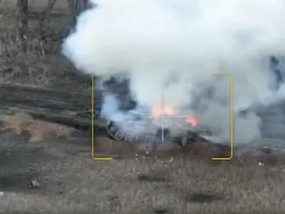 Десантники показали на видео, как с дрона уничтожают вражеский танк