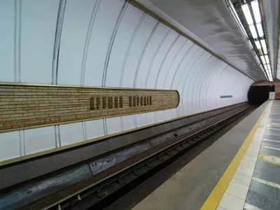 У метро Києва чоловік впав на колії