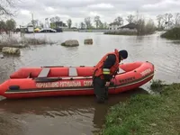 Велика вода на Київщині: у Погребах рятувальники визволили родину із затопленого будинку