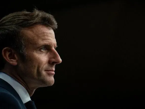 Макрон несмотря на протесты во Франции подписал закон о повышении пенсионного возраста