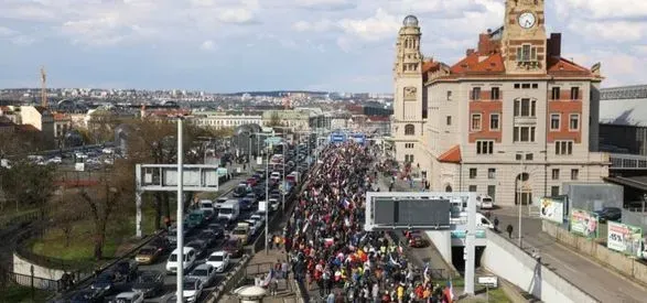 ganba-uryadu-ydit-u-vidstavku-tisyachi-chekhiv-viyshli-na-antiuryadovu-aktsiyu-protestu