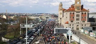 "Ганьба уряду, йдіть у відставку": тисячі чехів вийшли на антиурядову акцію протесту