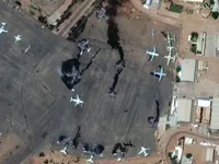 Пошкоджений аеропорт в Судані та український літак: з'явились знімки зі спутника