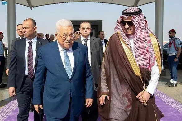 prezident-palestini-pribuv-do-saudivskoyi-araviyi-dlya-peregovoriv-na-tli-chutok-pro-mozhliviy-vizit-golovi-khamas