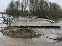 Большая вода в Киевской области: ВСУ построили понтонную переправу в Иванкове
