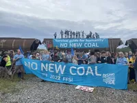 В Австралии прошли климатические протесты: активисты выгребали уголь из поезда, их арестовали