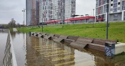 В пределах Киева уровень воды в Днепре пока падает, но службы готовятся к пику паводков
