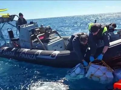 Итальянская полиция изъяла две тонны кокаина, плававшие в море