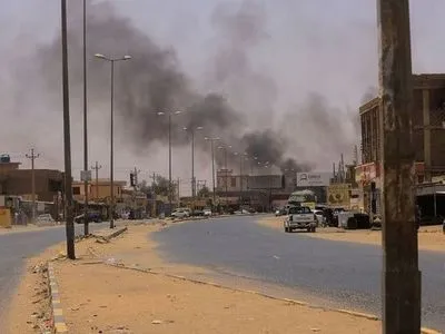 Вулиці всіяні тілами: тисячі людей залишають столицю Судану через безперервні бої