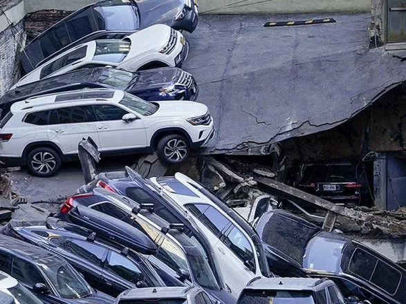 В Нью-Йорке обвалилась многоуровневая парковка, есть жертва