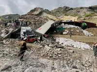 Масивний зсув ґрунту у Пакистані засипав вантажівки біля кордону з Афганістаном, двоє людей загинули