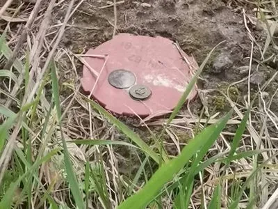 Киевщина: на обочине центральной улицы села Липовка нашли противотанковую мину россиян