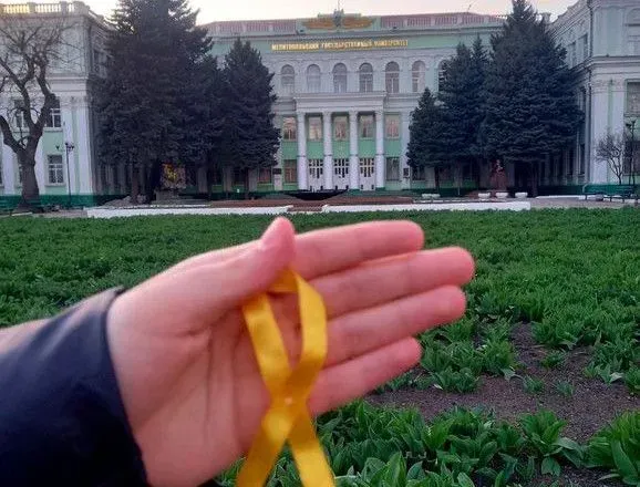Украинские партизаны в Мелитополе развешивают желтые ленты "под носом" оккупантов