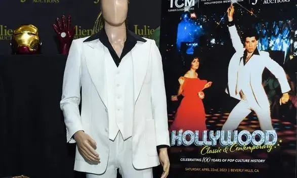 Аукціон виставив на продаж костюм Джона Траволти із справжніми слідами поту