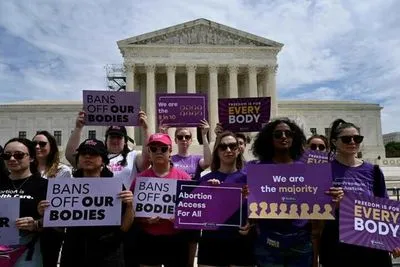 Верховный суд США пока сохранил доступ к таблеткам для аборта: что дальше