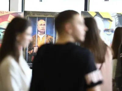 С 3D-моделями и VR-порталами: в метро открыли выставку о российской пропаганде