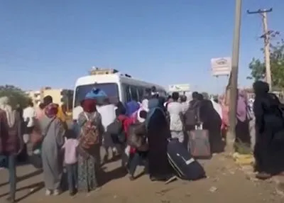 11-й день з початку конфлікту у Судані: загинуло вже 427 людей, ООН очікує чверть мільйона біженців