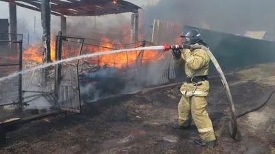 Пожары в курганской области не прекращаются - погиб мужчина, огонь перекинулся на завод