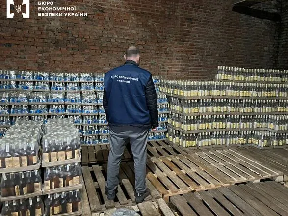 БЭБ изъяло спирта и водки на около 10 млн грн: на заводе отсутствовал работник налогового поста ГНС
