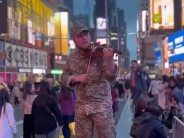 Фронтовой скрипач из Украины сыграл "Щедрик" на Таймс-сквер