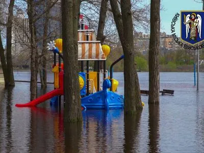 В Киеве после трех дней подъема уровня половодья вода пошла на спад