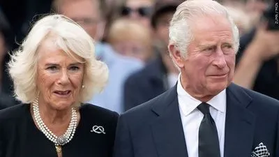 Король Карл и Камилла наденут на коронацию багрово-пурпурные мантии, которые носил Георг VI