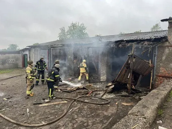 Вражеский обстрел Купянска: произошло возгорание гаража больницы