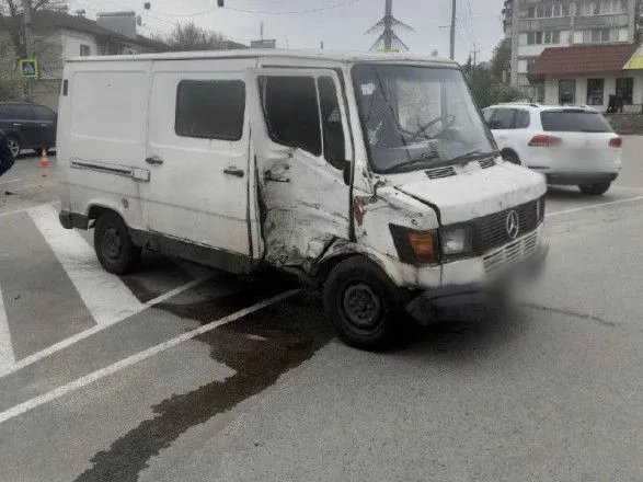 ДТП на Київщині: у Білогородці бус зіткнувся з мотоциклом, є постраждалий