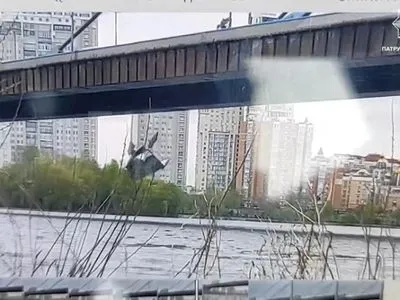 С грузовика на столичном мосту в Днепр рухнула металлическая конструкция: на водителя составили протоколы