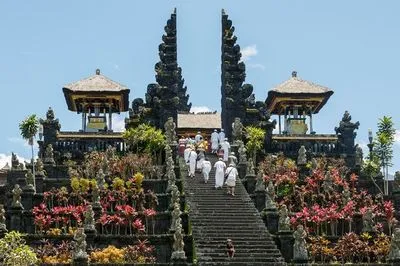 Российских туристов арестовали на Бали за несоблюдение дресс-кода в храме
