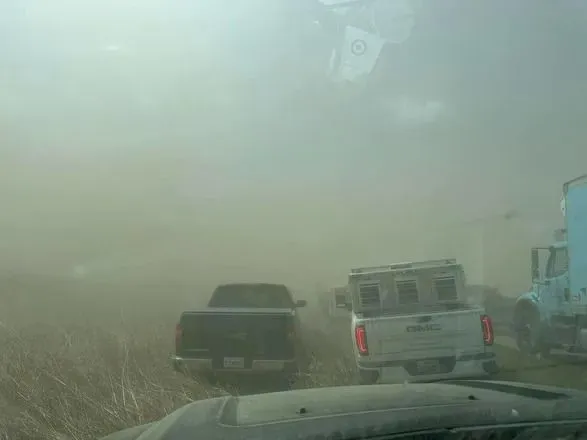Пилова буря в штаті Іллінойс осліпила водіїв: 6 людей загинуло в ДТП